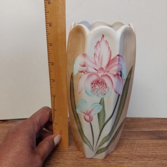 Vintage* Mid-century Handpainted Pink Lily Vase - Picture 10 of 10